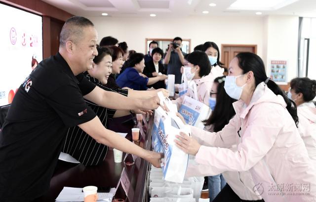 700個愛心守護包送給抗疫一線女醫(yī)務(wù)工作者